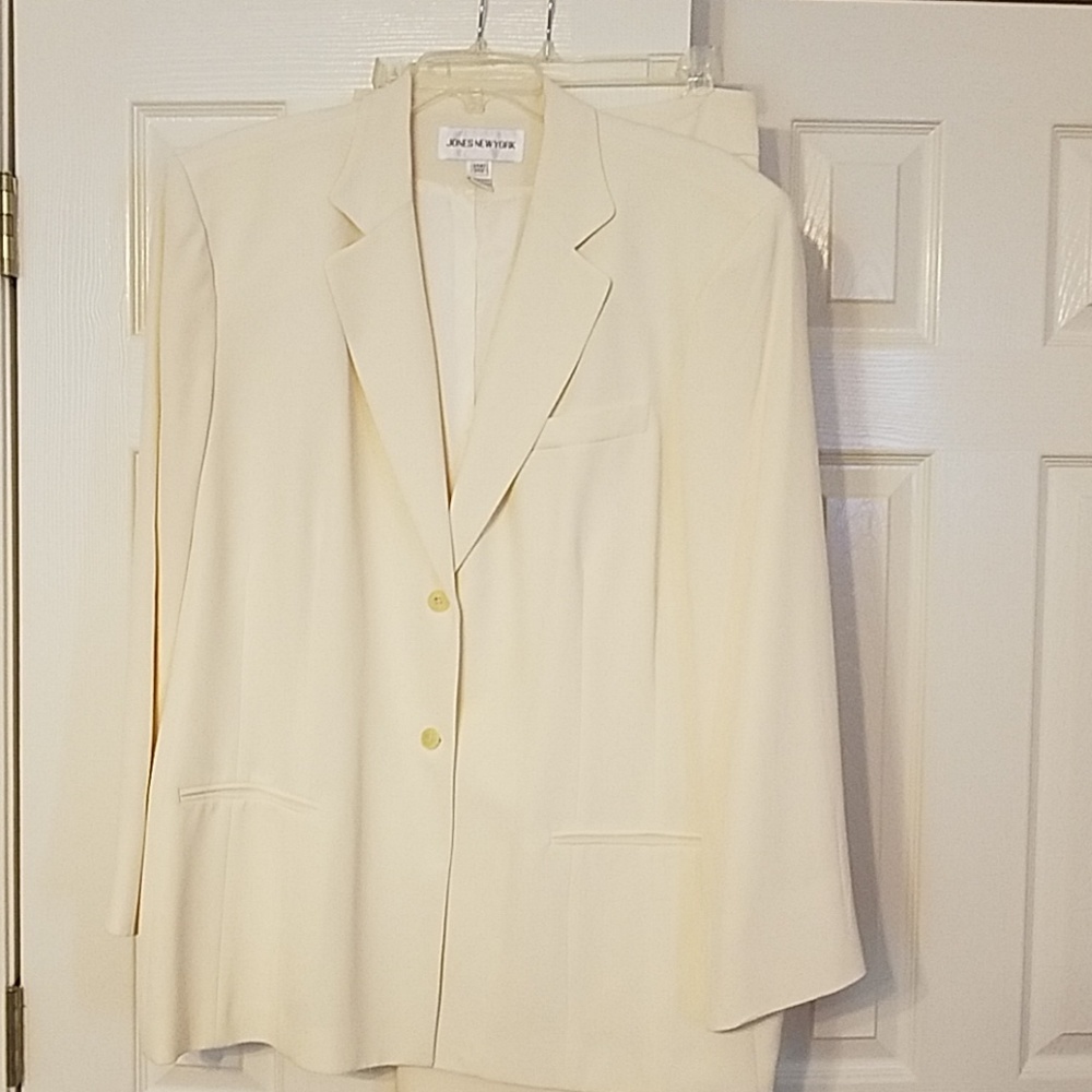 Jones New York winter white pant suit